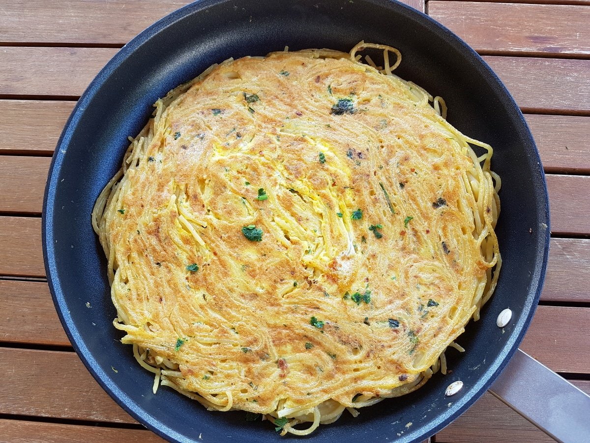 Pasta frittata in a pan.