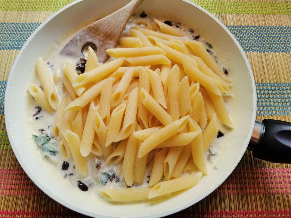 Cooked pens -paste in the pan with gorgonzola and olive sauce.