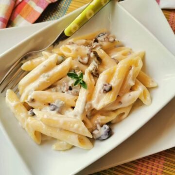 Light gorgonzola -pasta with olives alla cenere