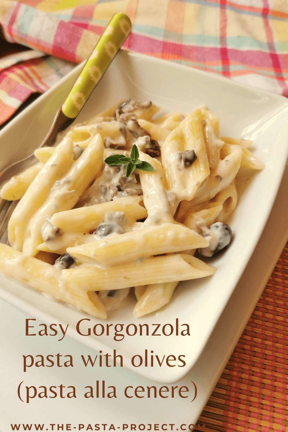 Light gorgonzola pasta with olives (pasta alla cenere).