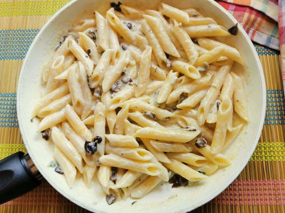 Easy and creamy gorgonzola paste with olives.