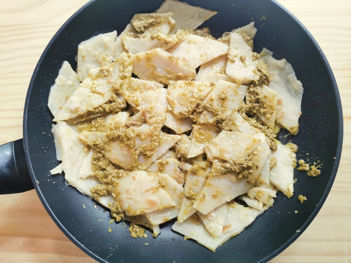 Step 6. Cooked testaroli in frying pan with pesto sauce.