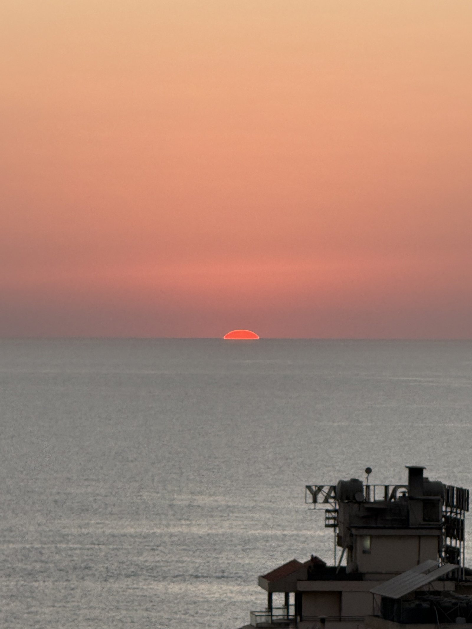 Image of a sunset with iPhone 16 Pro Max on 10x Tele
