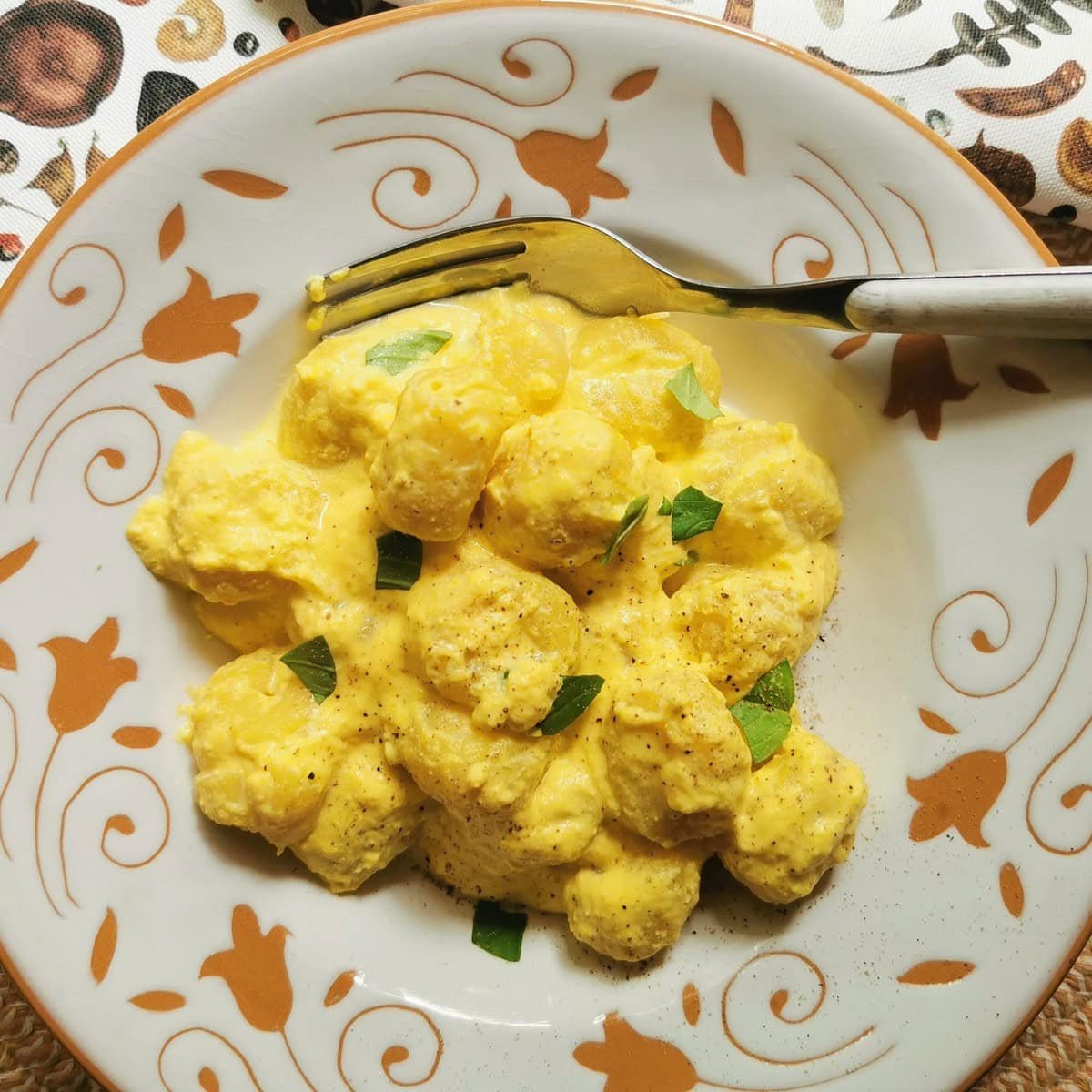Potato gnocchi with creamy saffron sauce recipe. - The Pasta project