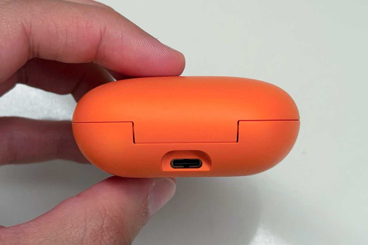 Powerbeats fit USB C port on the case